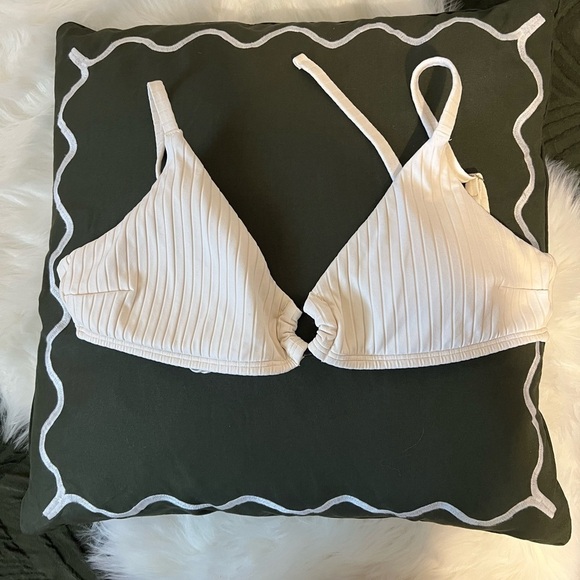 Hollister swim bikini top oatmeal color size medium adjustable triangle top - Picture 1 of 3